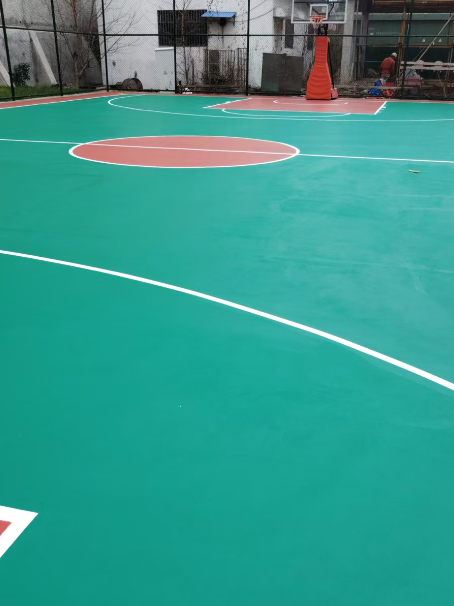 大足 球场长期使用易出现地面开裂